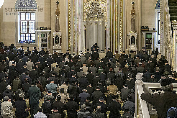 Sufi-Muslime beim Gebet in der Achmad-Kadyrow-Moschee; Grosny  Tschetschenien  Russland