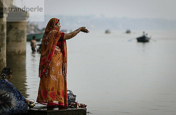 Devotee bei einer Opfergabe am Ganges; Varanasi  Indien