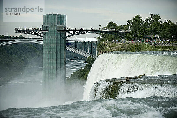 Touristen stehen auf einem Aussichtsturm an den Niagarafällen in New York  USA; Niagarafälle  New York  Vereinigte Staaten von Amerika