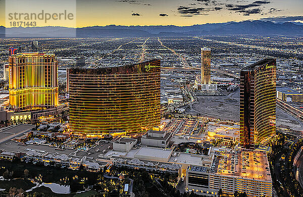 Luftaufnahme des Strip in Las Vegas bei Sonnenuntergang mit den markantesten Hotels; Las Vegas  Nevada  Vereinigte Staaten von Amerika