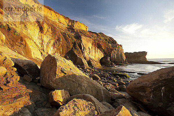 Sonnenuntergangslicht über Felsformationen am Otter Rock Beach; Oregon  Vereinigte Staaten von Amerika