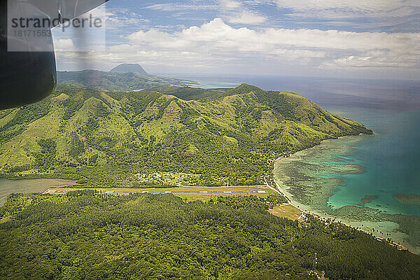 Luftaufnahme der Landebahn des Flughafens Savusavu auf der Insel Vanua Levu  Fidschi; Vanua Levu  Fidschi