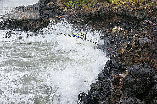 Boot  das nach einem starken Sturm in Maui  Hawaii  USA  an der zerklüfteten Küste zerschellt; Maui  Hawaii  Vereinigte Staaten von Amerika