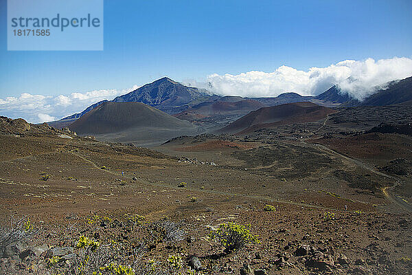 Wanderer auf dem Sliding Sands Trail im Haleakala-Krater  Haleakala National Park; Maui  Hawaii  Vereinigte Staaten von Amerika