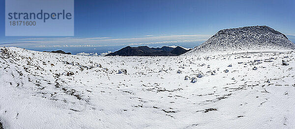 Ein seltener Schneefall in der Nähe des Gipfels des Haleakala-Kraters im Haleakala-Nationalpark  dem schlafenden Vulkan von Maui  Hawaii. Vier Bilddateien wurden für dieses Panorama kombiniert; Maui  Hawaii  Vereinigte Staaten von Amerika