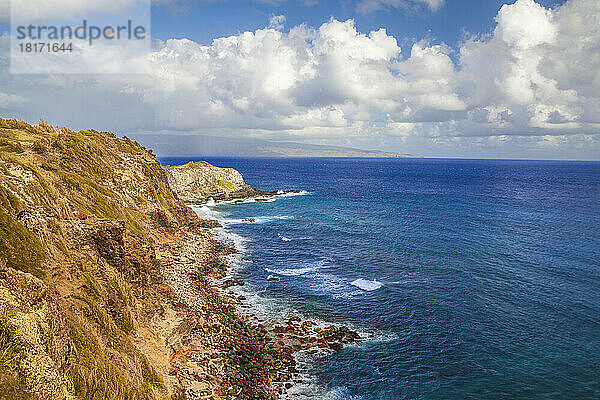 Meeresklippen an der Nordküste von West Maui  Hawaii  mit der Insel Molokai im Hintergrund; Maui  Hawaii  Vereinigte Staaten von Amerika