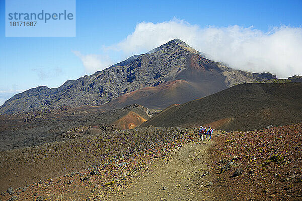 Wanderer auf dem Sliding Sands Trail im Haleakala-Krater  Haleakala National Park; Maui  Hawaii  Vereinigte Staaten von Amerika