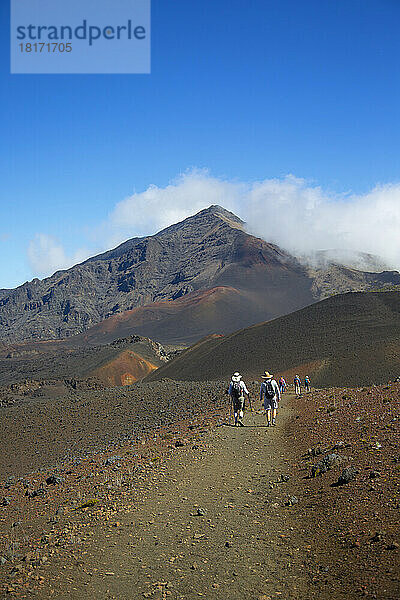 Wanderer auf dem Sliding Sands Trail im Haleakala-Krater  Haleakala National Park; Maui  Hawaii  Vereinigte Staaten von Amerika