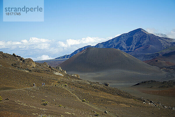 Wanderer auf dem Sliding Sands Trail im Haleakala-Krater  Haleakala National Park; Maui  Hawaii  Vereinigte Staaten von Amerika