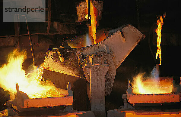 Geschmolzenes Kupfer wird in der Kupferraffinerie Chuquicamata in Formen gegossen; Atacama-Wüste  Chile