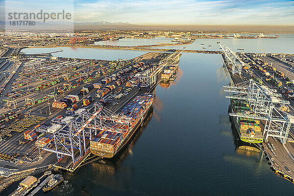 Terminal im Containerhafen im Hafen von Long Beach  Kalifornien  USA; Long Beach  Kalifornien  Vereinigte Staaten von Amerika