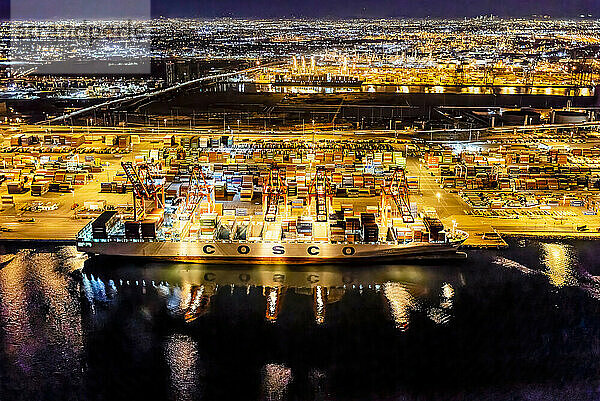 Abendliche Luftaufnahme der Containerschifffahrt auf Terminal Island  Hafen von Long Beach  Kalifornien  USA; Long Beach  Kalifornien  Vereinigte Staaten von Amerika