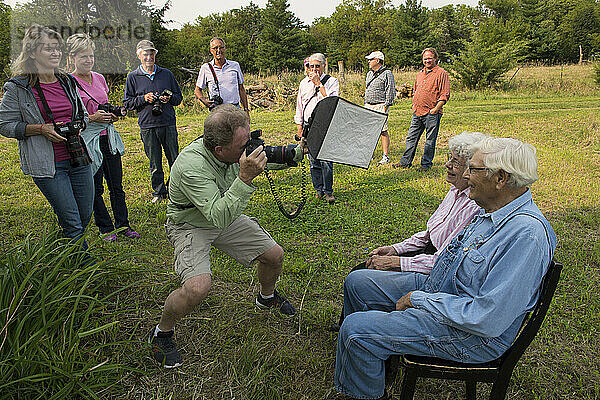 Ein älterer Mann und eine Frau posieren für einen Fotoworkshop; Bennet  Nebraska  Vereinigte Staaten von Amerika