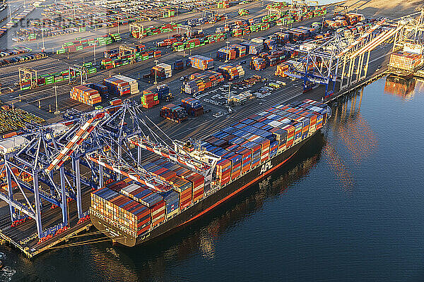 Terminal im Containerhafen im Hafen von Long Beach  Kalifornien  USA; Long Beach  Kalifornien  Vereinigte Staaten von Amerika