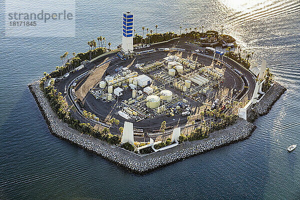 Luftaufnahme von White Island  einer der vier THUMs Ölbohrinseln in der San Pedro Bay vor der Küste von Long Beach  Kalifornien  USA; Long Beach  Kalifornien  Vereinigte Staaten von Amerika