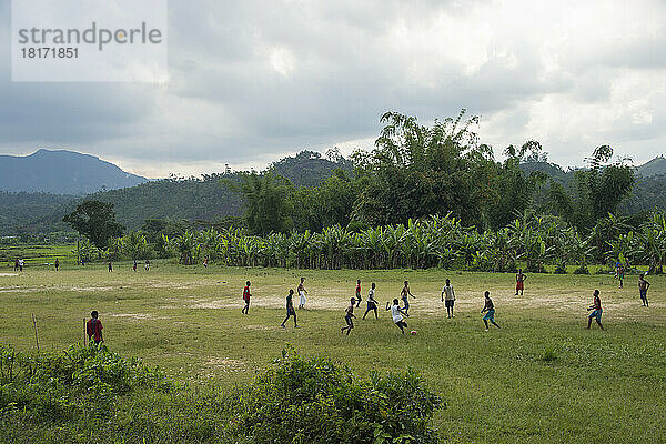 Eine Gruppe junger Männer und Jugendlicher spielt Fußball in Madagaskar; Andasibe  Madagaskar