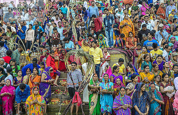 Pilger bei der Feier von Chhath Puja am Ganges; Varanasi  Indien
