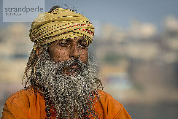 Sadhu mit Varanasi im Hintergrund; Varanasi  Indien