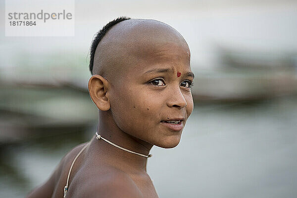 Junge Pilgerin mit kahlgeschorenem Kopf; Varanasi  Indien