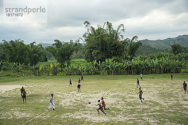 Eine Gruppe junger Männer und Jugendlicher spielt Fußball in Madagaskar; Andasibe  Madagaskar