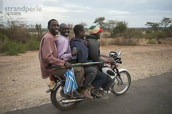 Ein Motorradtaxi in der Nähe der Stadt Kasese in Uganda; Kasese  Uganda