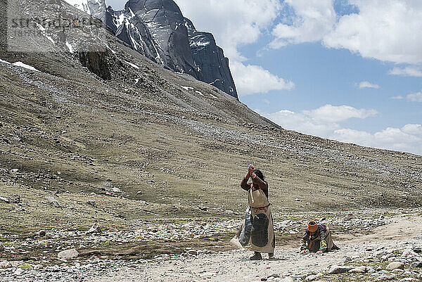 Pilger  die die Kora-Pilgerreise beginnen und sich auf dem Berg Kailash niederwerfen; Autonome Region Tibet  Tibet