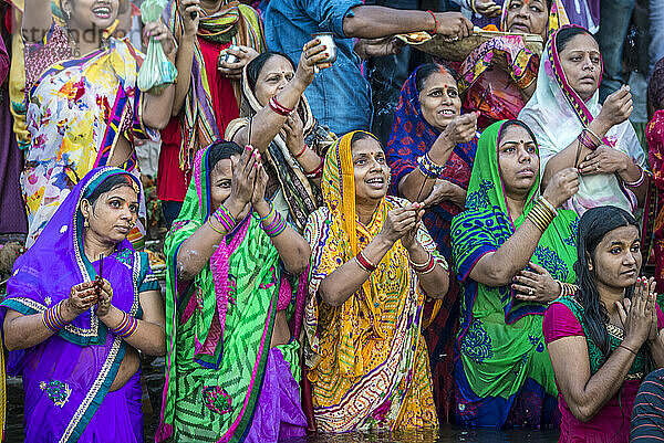 Pilger bei der Feier von Chhath Puja am Ganges; Varanasi  Indien