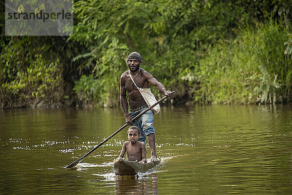 Vater und Sohn am Karawari-Fluss in der Sepik-Region von Papua-Neuguinea; Sepik  Papua-Neuguinea