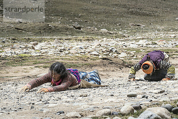 Pilger  die die Kora-Pilgerreise beginnen und sich auf dem Berg Kailash niederwerfen; Autonome Region Tibet  Tibet