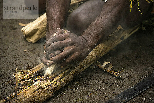 Demonstration der Technik des Feuermachens durch ein Mitglied des Kafure-Stammes in McClaren Harbor in Papua-Neuguinea; McClaren Harbor  Karafe District  Papua-Neuguinea