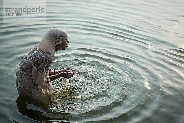 Pilger bei einer Puja im Ganges; Varanasi  Indien