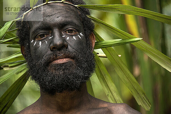 Mann vom Stamm der Kafure im Gebiet McClaren Harbor in Papua-Neuguinea; McClaren Harbor  Distrikt Karafe  Papua-Neuguinea