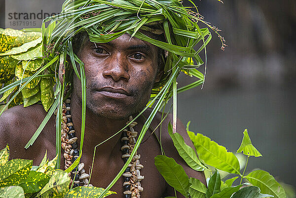 Mann vom Stamm der Jebo  der im Tufi-Gebiet lebt. Das Gebiet ist bekannt für die Tätowierung von Frauen  wobei jeder Stamm sein eigenes spezielles Design hat; Jebo  Papua-Neuguinea