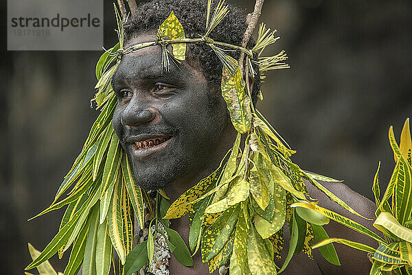 Mann vom Stamm der Jebo  der im Tufi-Gebiet lebt. Das Gebiet ist bekannt für die Tätowierung von Frauen  wobei jeder Stamm sein eigenes spezielles Design hat; Jebo  Papua-Neuguinea