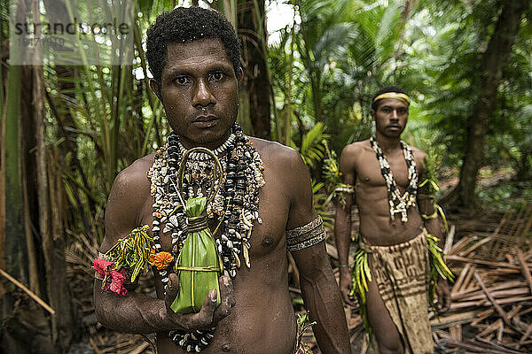 Männer vom Stamm der Kafure im Gebiet McClaren Harbor in Papua-Neuguinea; McClaren Harbor  Distrikt Karafe  Papua-Neuguinea