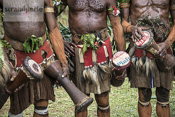 Huli-Stammesangehörige mit Trommeln im Gebiet des Tari-Tals im südlichen Hochland von Papua-Neuguinea; Tigibi  südliches Hochland  Papua-Neuguinea