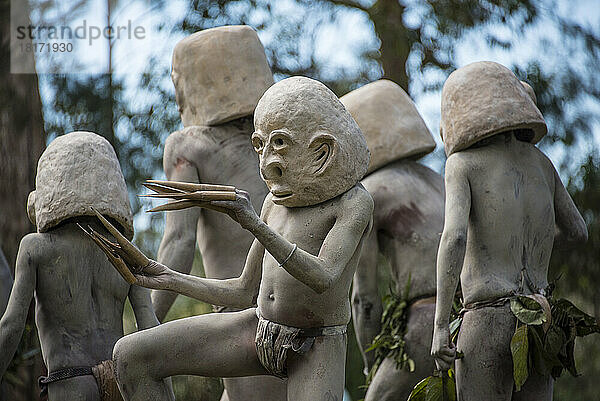 Die Mudmen von Papua-Neuguinea tragen eine traditionelle Tracht  deren Mittelpunkt Masken aus Schlamm sind. Sie stammen aus der Provinz Chguga im westlichen Hochland und sind hier bei einem Sing-Sing zu sehen  einer Zusammenkunft von Stämmen oder Dörfern  bei der sie ihre eigene Kultur  ihren Tanz und ihre Musik präsentieren. Dies ist das Dorf Paiya  etwas außerhalb von Mt. Hagen  an dem etwa 15 Stämme beteiligt sind; Papua-Neuguinea