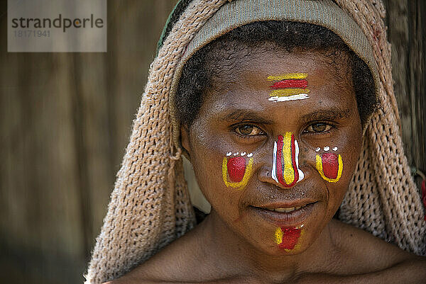 Nahaufnahme eines Porträts einer jungen Frau vom Stamm der Huli im Tari-Tal im südlichen Hochland von Papua-Neuguinea; Tigibi  südliches Hochland  Papua-Neuguinea