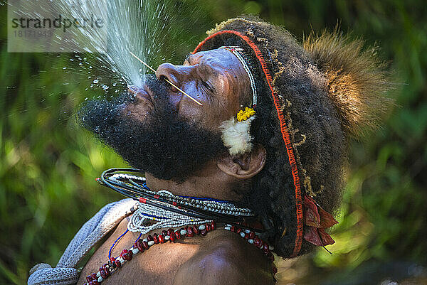 Mitglied des Huli-Stammes im Tari-Tal im südlichen Hochland von Papua-Neuguinea; Tigibi  südliches Hochland  Papua-Neuguinea