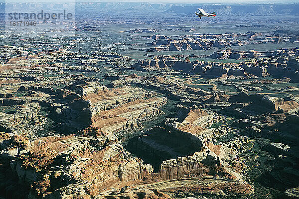 Ein kleines Flugzeug fliegt über dem Canyonlands National Park; Utah  Vereinigte Staaten von Amerika