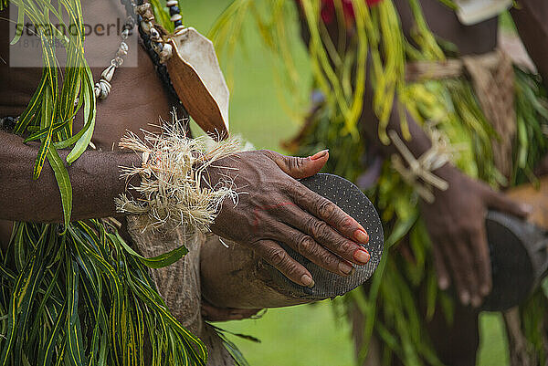 Männer des Yari-Yari-Stammes aus Papua-Neuguinea in der Gegend von Kofure  die auf Trommeln üben. Die Köpfe sind aus Eidechsenhaut gefertigt; Kofure  Karafe District  Papua-Neuguinea