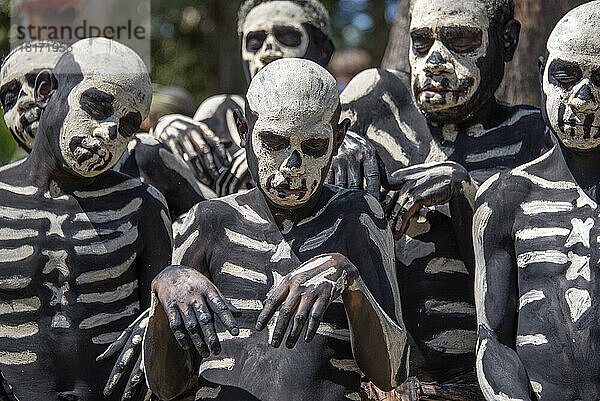Knochenmänner aus dem Dorf Minima in der Provinz Chimbu führen den Omo Masalai-Tanz auf - einen Geistertanz. Sie nehmen an einem Sing-Sing teil  einer Zusammenkunft von Stämmen oder Dörfern  bei der sie ihre eigene Kultur  ihren Tanz und ihre Musik präsentieren. Dies ist das Dorf Paiya  etwas außerhalb von Mt. Hagen  an dem etwa 15 Stämme teilnehmen; Papua-Neuguinea
