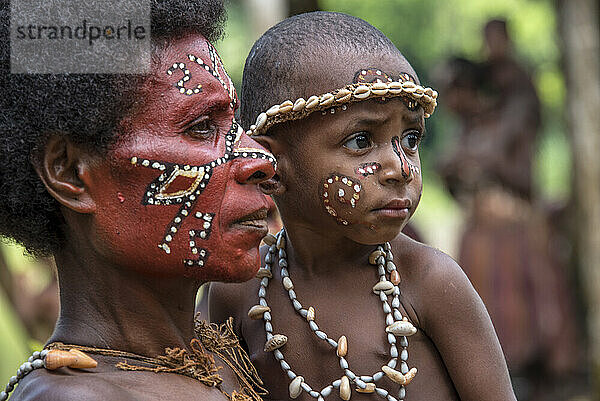 Frau und Kind am Karawari-Fluss in der Sepik-Region von Papua-Neuguinea; Sepik  Papua-Neuguinea