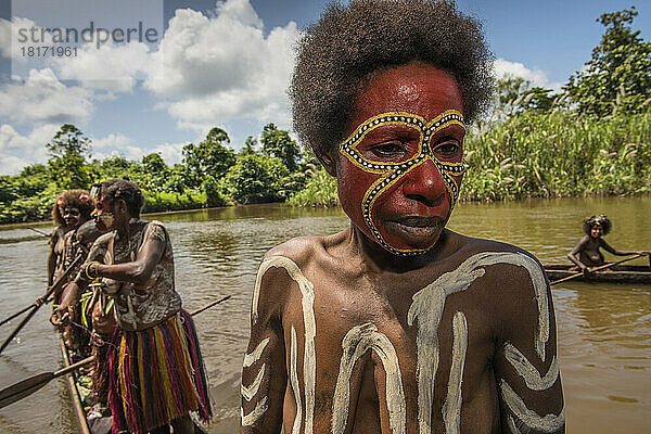 Frauen in Booten auf dem Karawari-Fluss im Sepik-Gebiet von Papua-Neuguinea; Sepik  Papua-Neuguinea