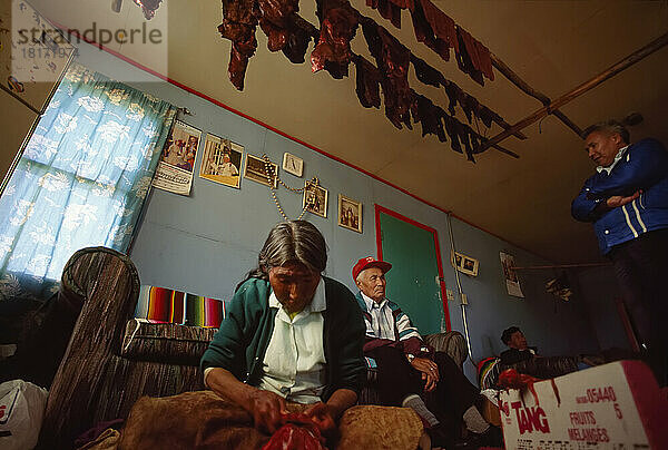 Karibufleisch hängt im Wohnzimmer einer Dene-Familie in der Nähe von Yellowknife  NWT  Kanada; Nordwest-Territorien  Kanada