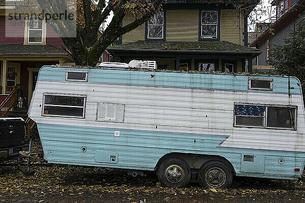 Alter Wohnwagen vor einem Haus geparkt; Vancouver  British Columbia  Kanada