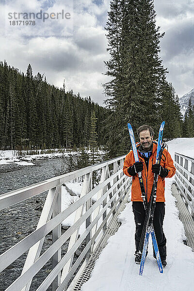 Frau steht mit ihren Skiern auf einer Loipe beim Skilanglauf im Banff National Park  Alberta  Kanada; Improvement District No. 9  Alberta  Kanada