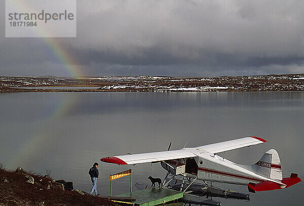Ein Wasserflugzeug bringt Vorräte in ein Diamantenminenlager unter einem Regenbogen; Yellowknife  Nordwest-Territorien  Kanada