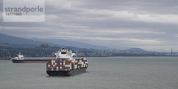 Frachtschiff und Lastkahn vom Lighthouse Park aus gesehen  West Vancouver  BC  Kanada; West Vancouver  British Columbia  Kanada
