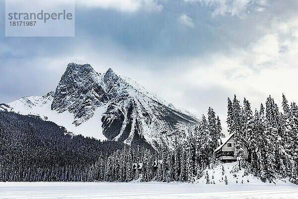 Blick auf eine Hütte am Emerald Lake im Winter im Yoho-Nationalpark; British Columbia  Kanada